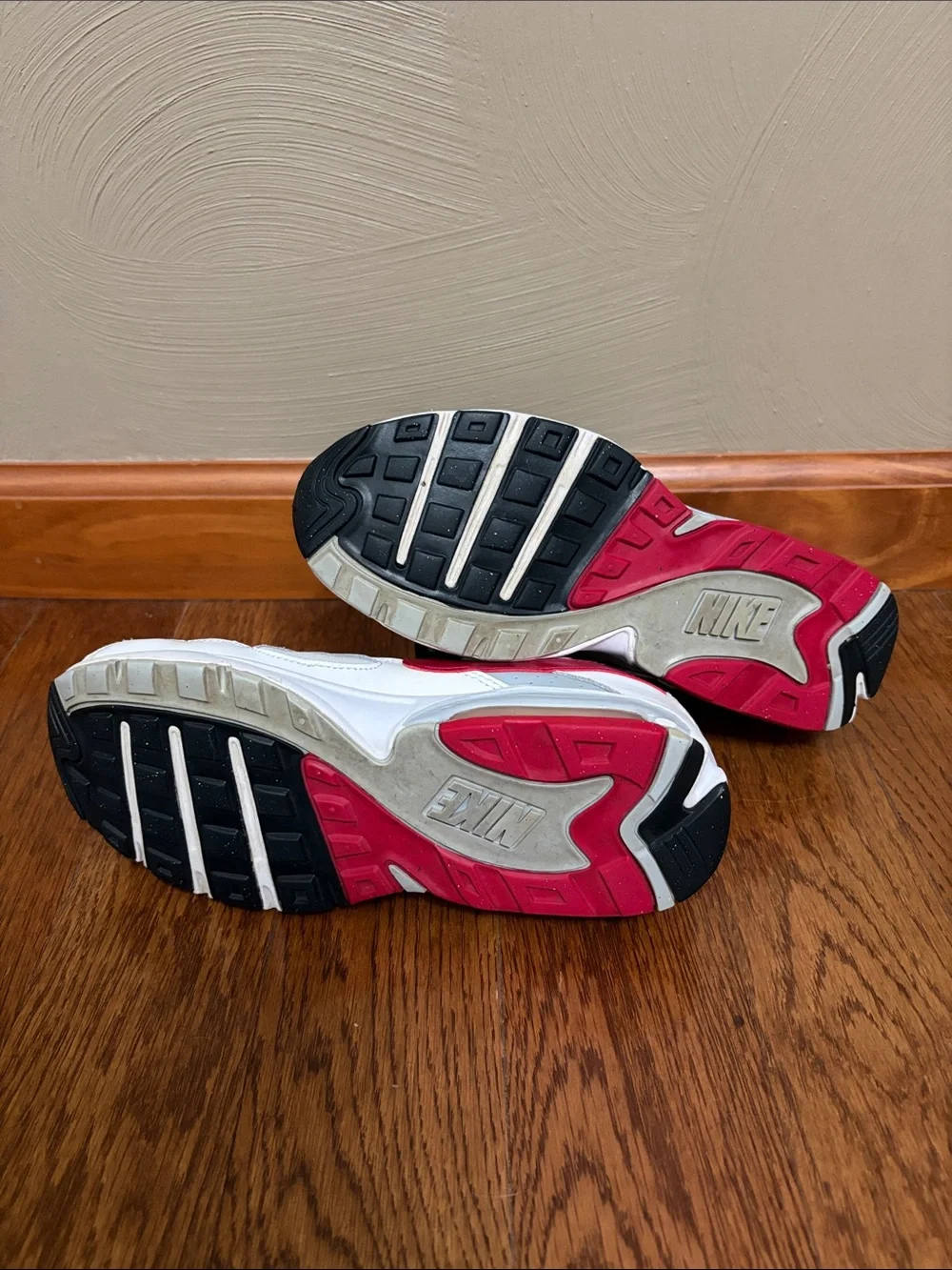 Nike White, Black, Pink & Grey Low-Top Athletic Sneakers (women’s 6.5)